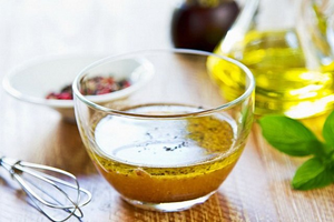 Смачна і корисна заправка для овочевих салатів з олією холодного віджиму