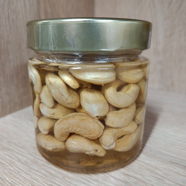 Keshʺyu v medi riznotravʺya, 260 h Nizhnyy keshʺyu v zolotystomu medi &mdash; malenʹka banochka velykoho zadovolennya! 💛 Dobirni horishky keshʺyu, zalyti naturalʹnym medom riznotravʺya, poyednuyutʹ delikatnyy vershkovyy smak horikhiv iz pryrodnoyu solodkistyu