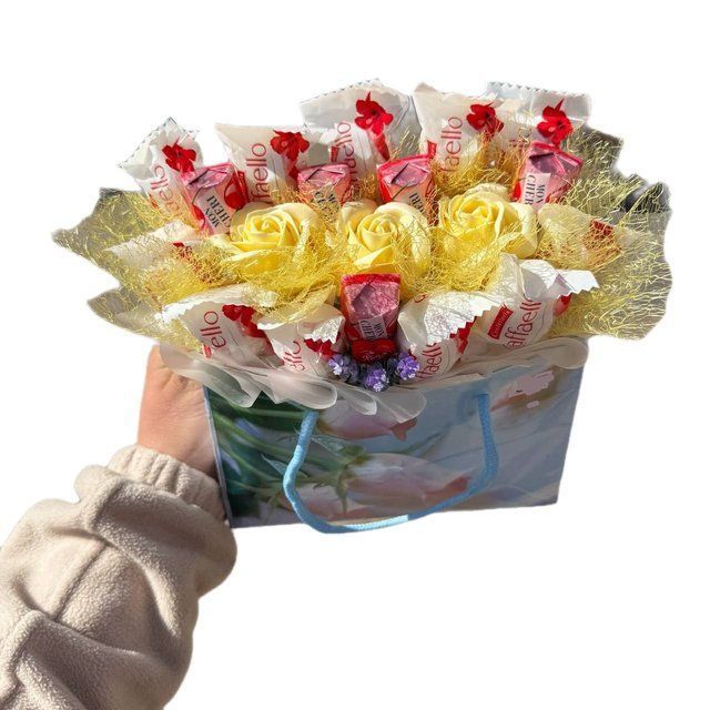 Сладкий подарочный букет с мыльными розами (подарочный пакет)