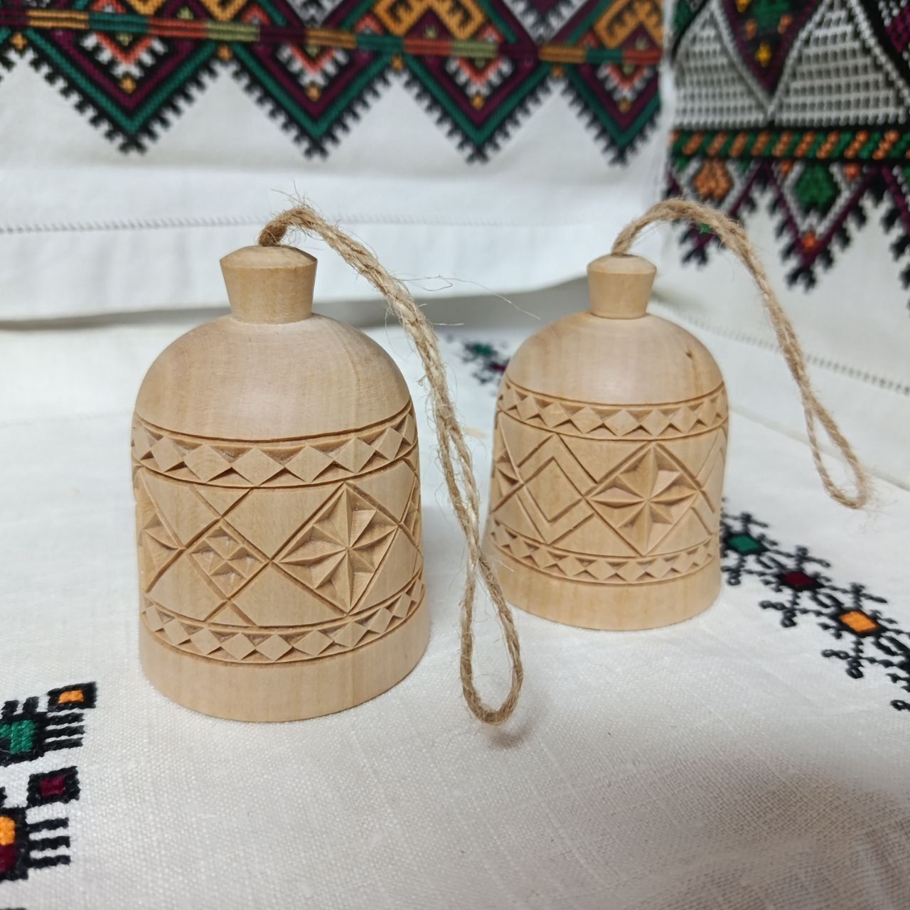 Деревянный резной колокольчик-оберег